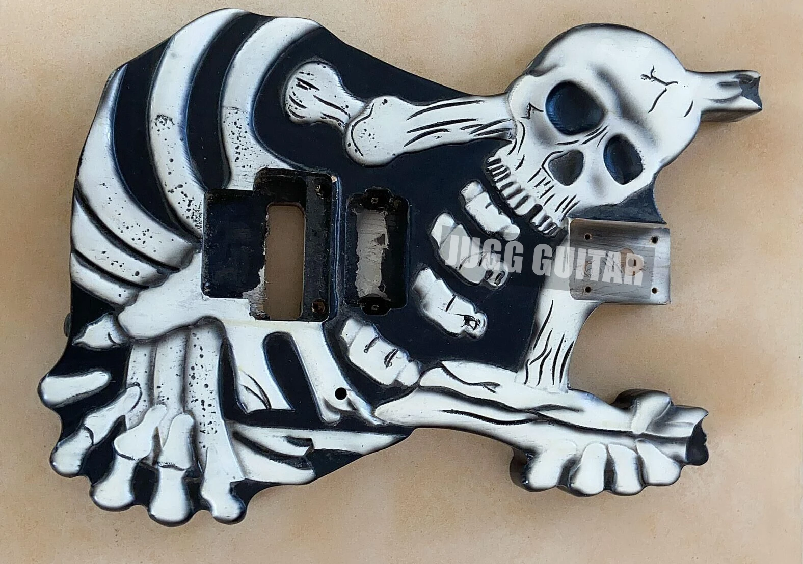 

Hembry Hand Carved J Frog George Lynch Skull & Bones Electric Guitar Floyd Rose Tremolo Bridge, Whammy bar, Black Hardware
