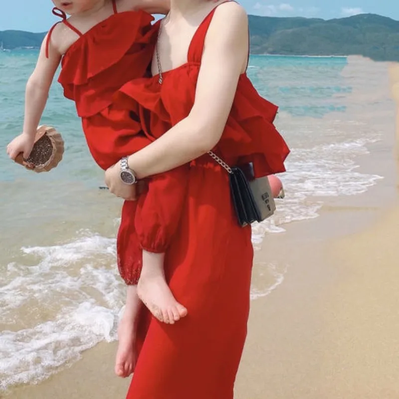 

Новинка лета 2023, удобный модный свободный костюм в западном стиле, жилет и штаны на бретелях для матери и дочери, семейные подходящие костюмы