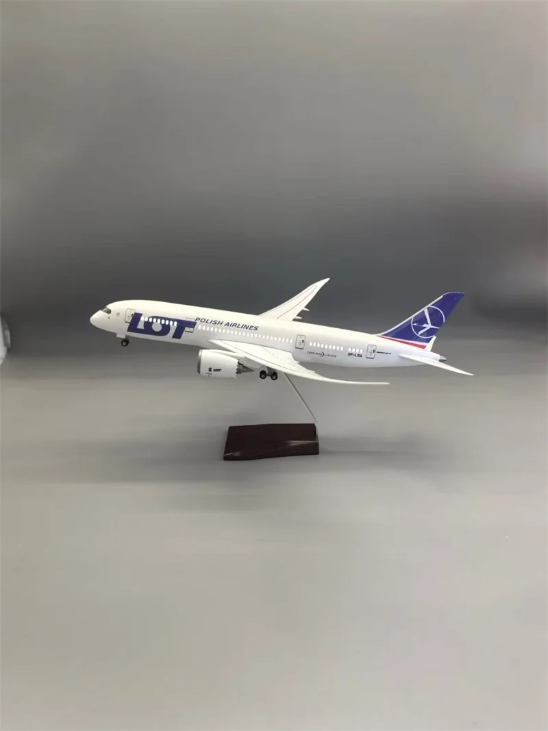 Фото Масштабная модель самолета LOT 787-8 Polish Airlines 1:130, 43 см, с подсветкой колес, из литой смолы, для коллекции, демонстрации, подарков и фанатов №1