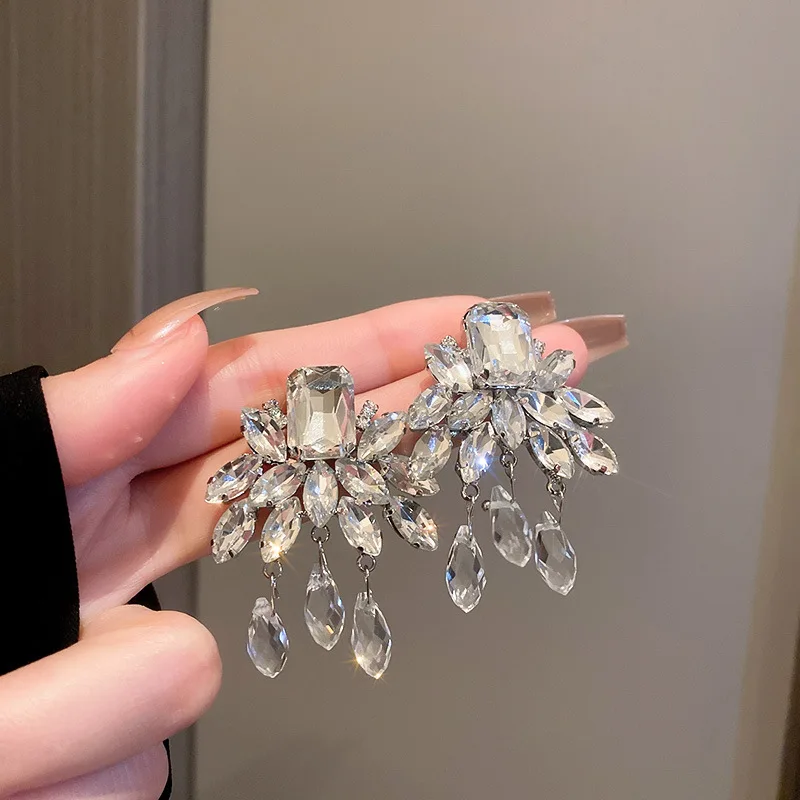 

Корейские новые модные серьги с листьями и кристаллами для женщин, японские ювелирные изделия, модные серьги с цветами