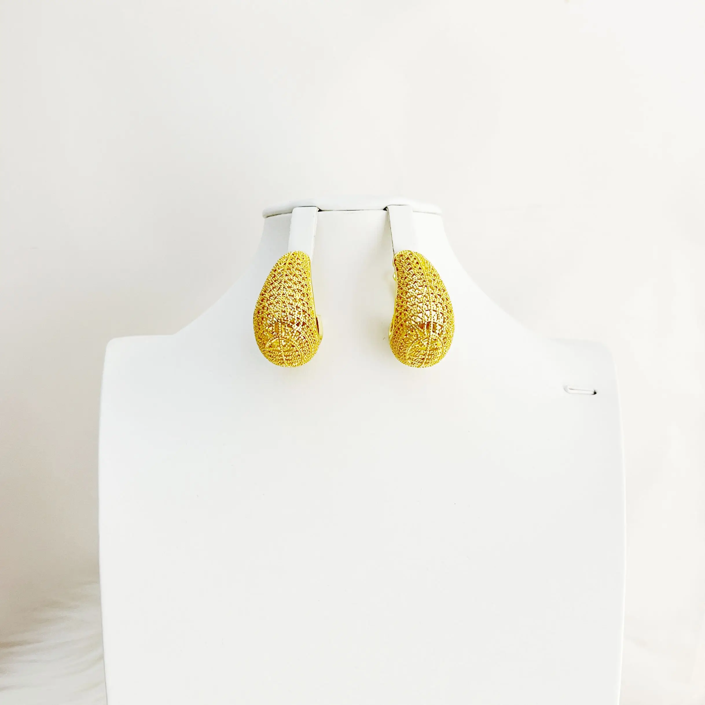 Комплект из колье и серёг золотистого цвета |