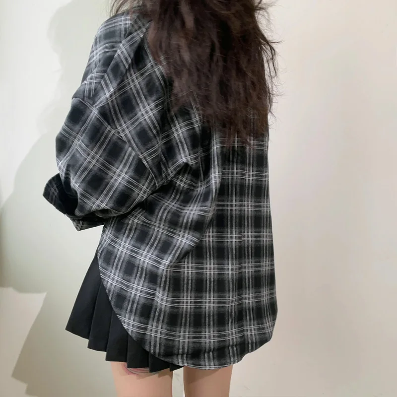 Женская удлиненная черная рубашка большого размера в клетку