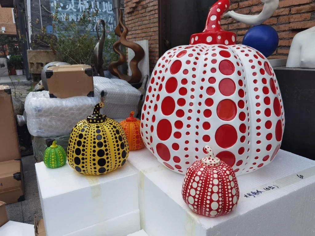 Фото Kusama Yayoi статуя тыквы японское искусство волнистая точка тыквенная скульптура современные изделия из смолы офисный домашний декор интерьера подарки №2