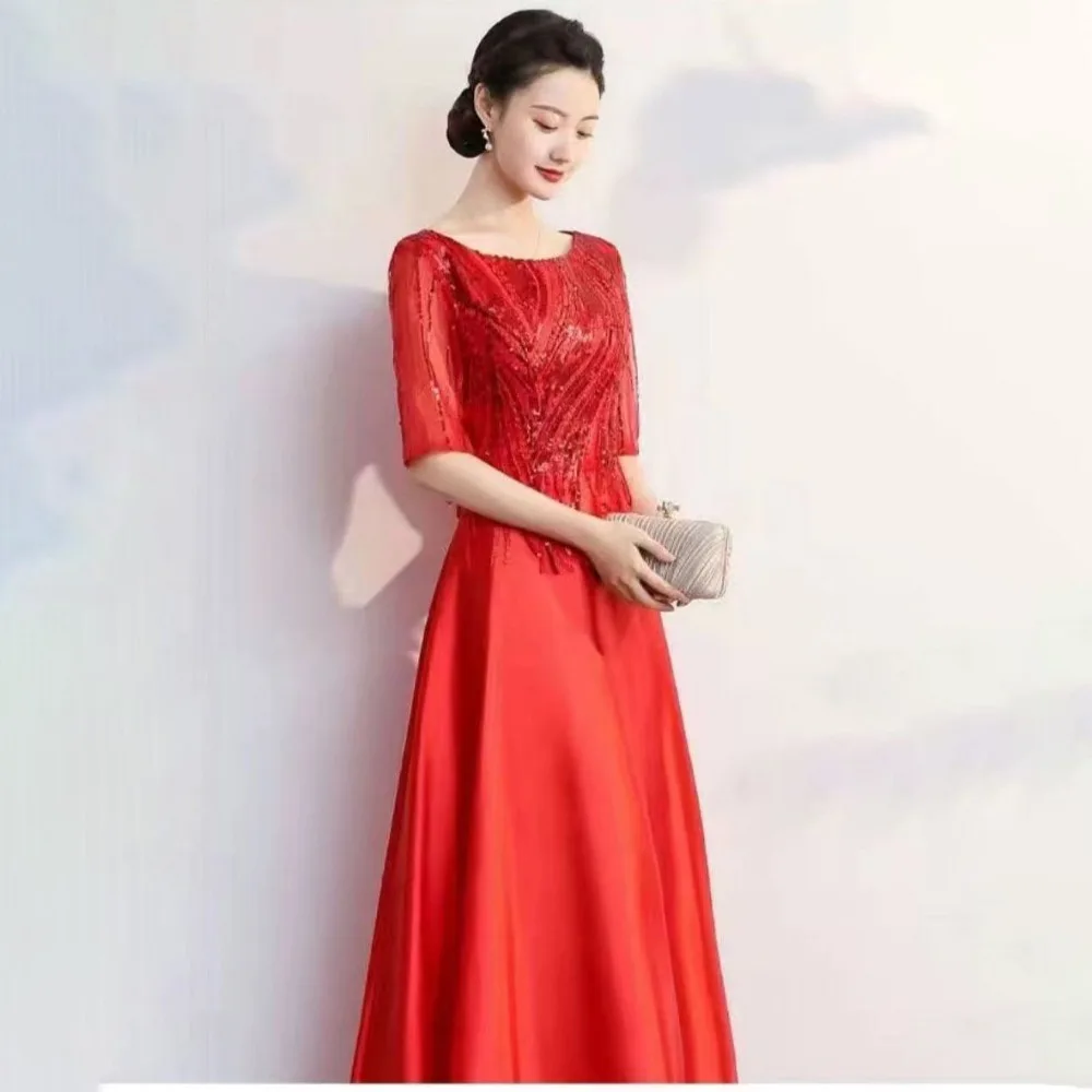 Красно-желтое атласное платье с рукавом до локтя