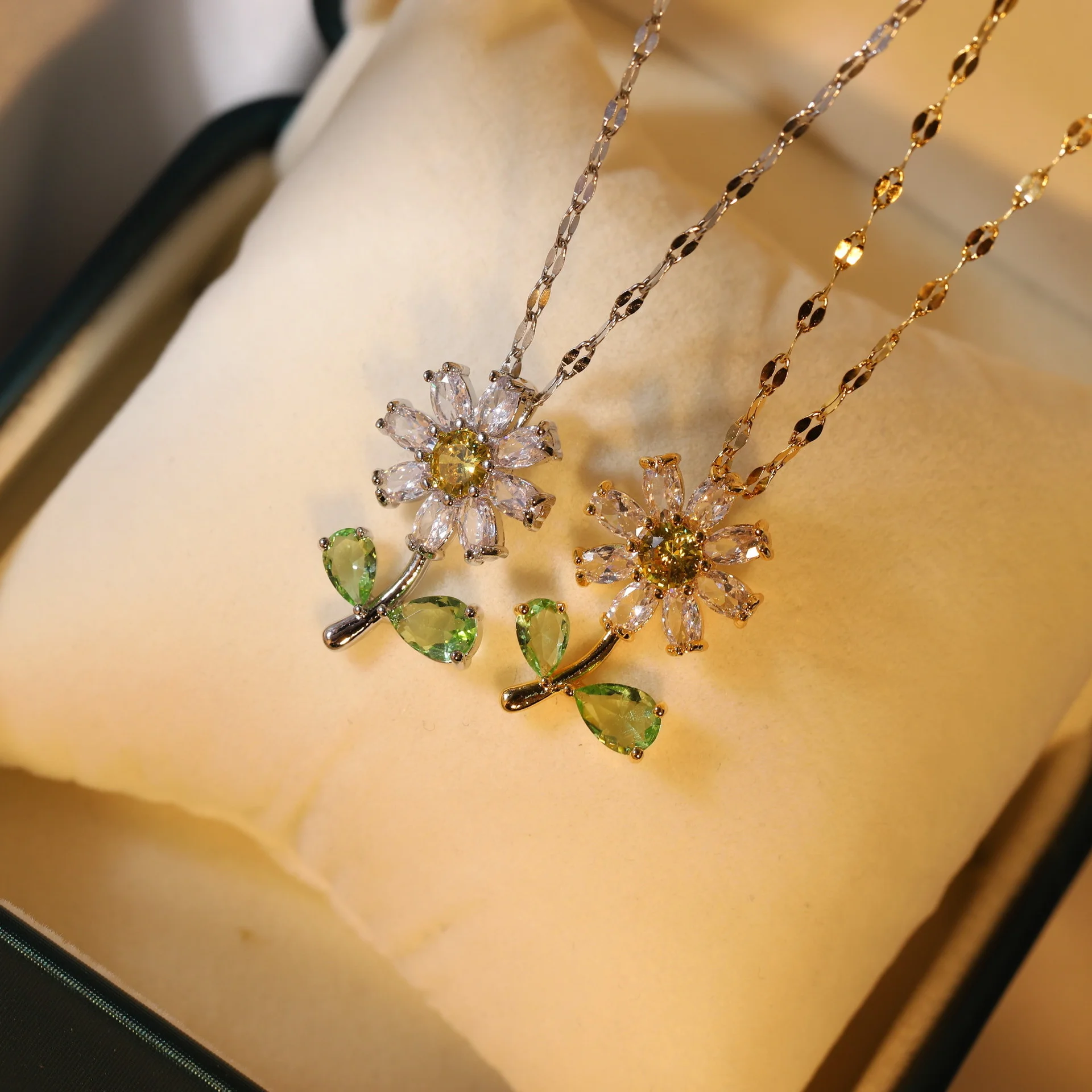 

2022 New Moissanite Sunflower Pendant Necklace Fashion Pendant High-quality Design Clavicle Chain Jewelry Birthday Party Gifts