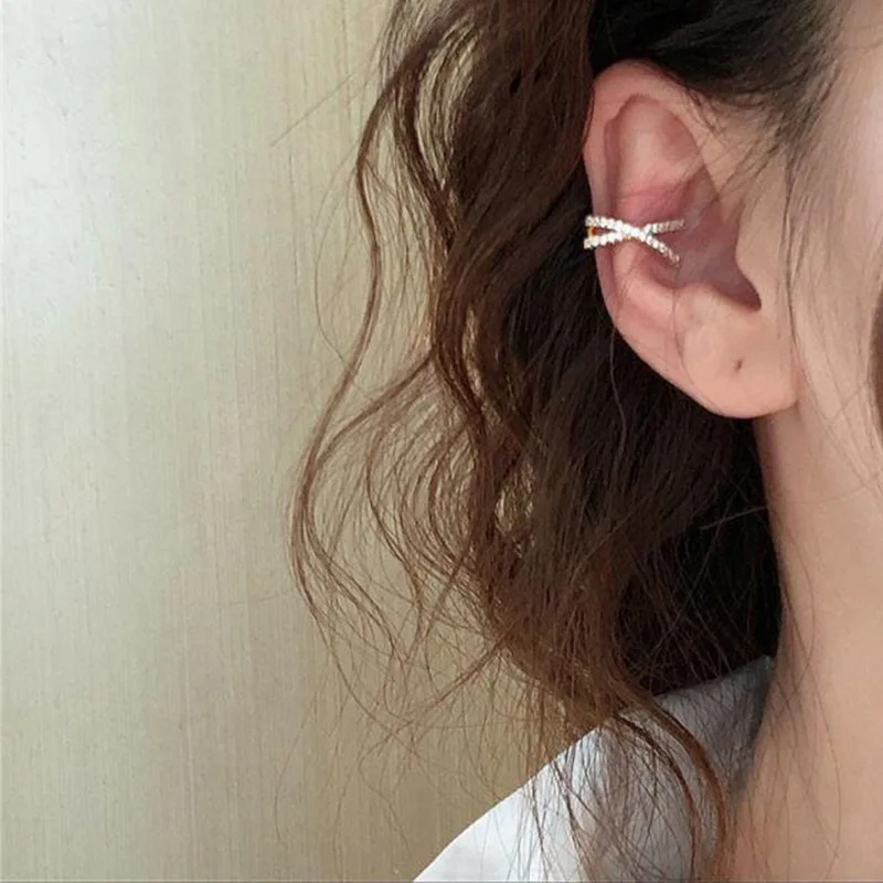 

Real Gold Plated Diamond Inlaid Cross Ear Clip, Korean Exquisite And Small, No Hole, Bone Personalized Design,