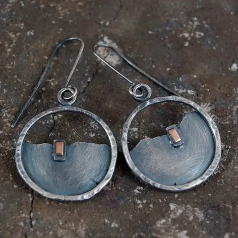 Серебряные серьги-капельки NovoPublic с красным камнем