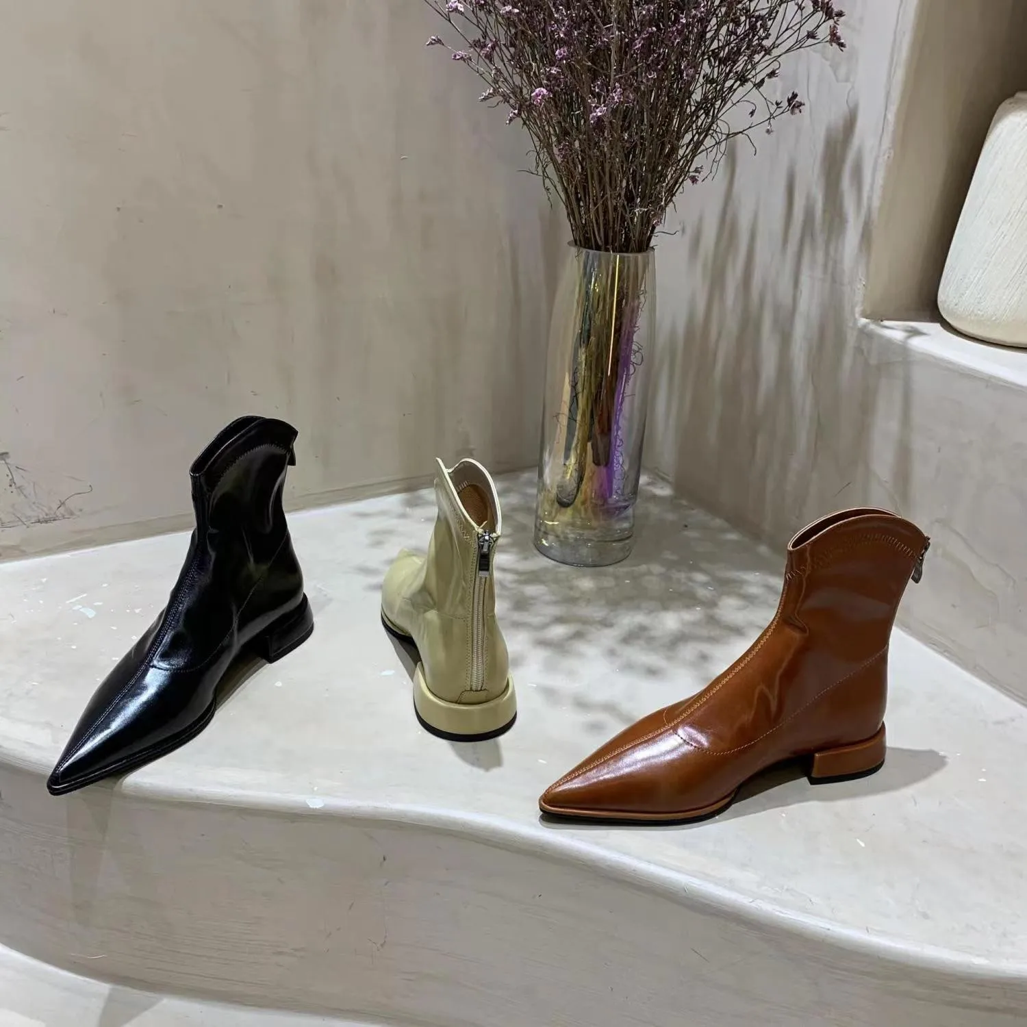 Женские ботинки челси на низком каблуке с острым носком