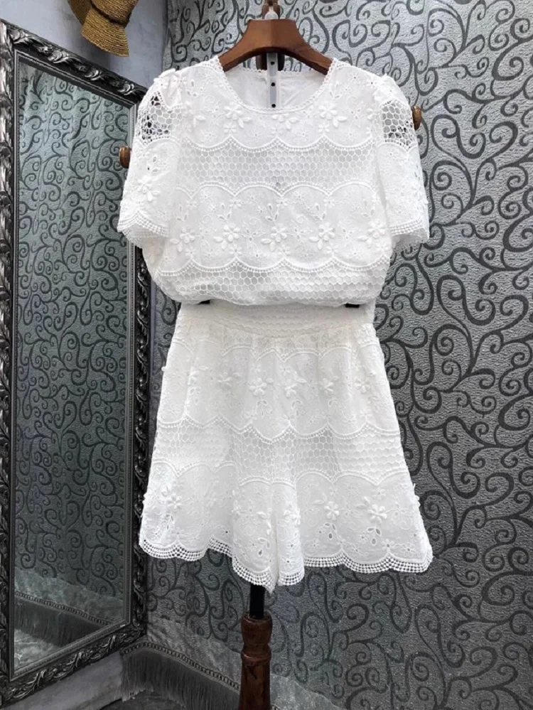 

Женский комплект из двух предметов, блузка с коротким рукавом и кружевной вышивкой и белые шорты, лето 2023