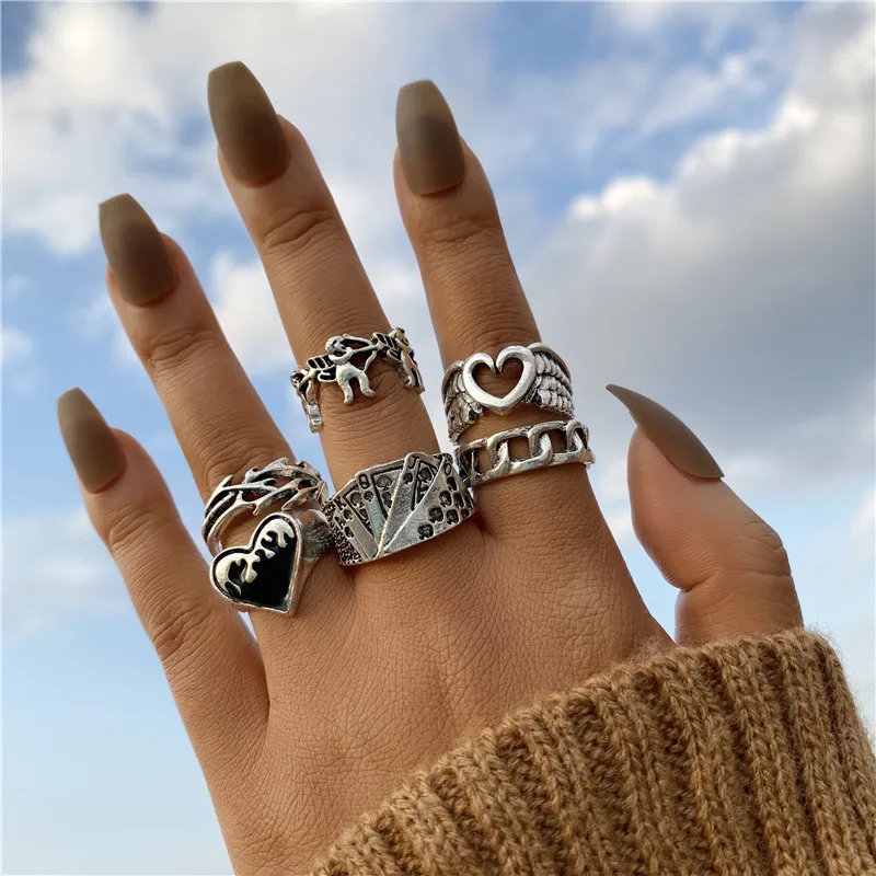 Женское кольцо с бабочкой и розой черное искусственным драгоценным камнем |