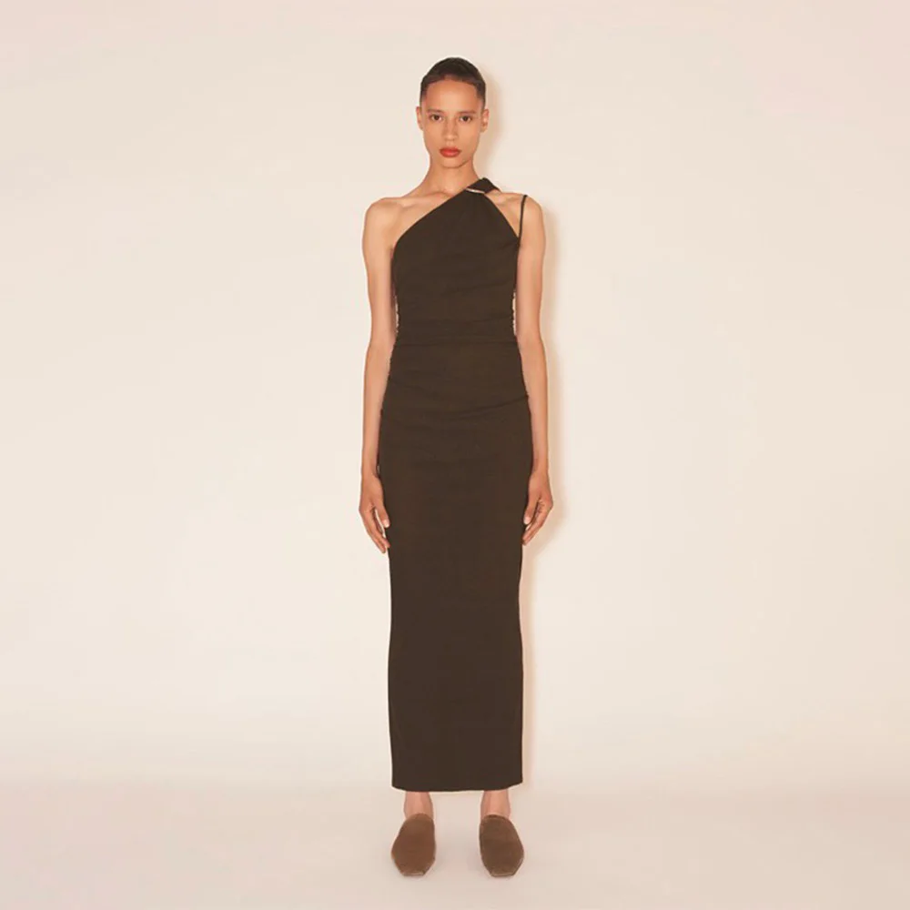 

Женское трикотажное платье на одно плечо, с плиссированным поясом и разрезом