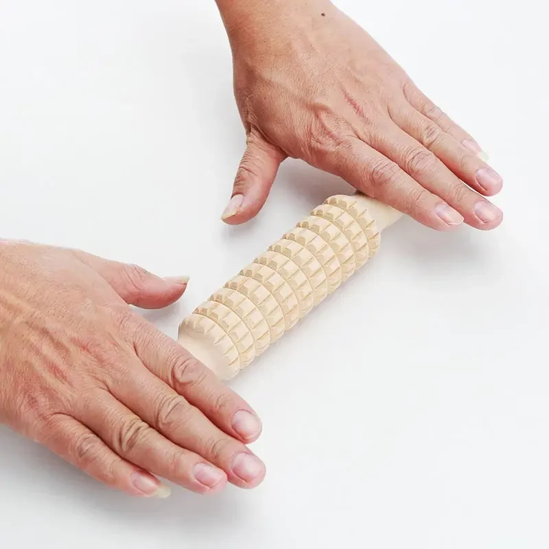 Скалка с деревянной текстурой и прессованным рисунком