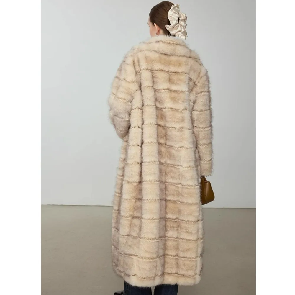 Зимнее абрикосовое пальто с серыми кончиками и тиснением в полоску мягкая