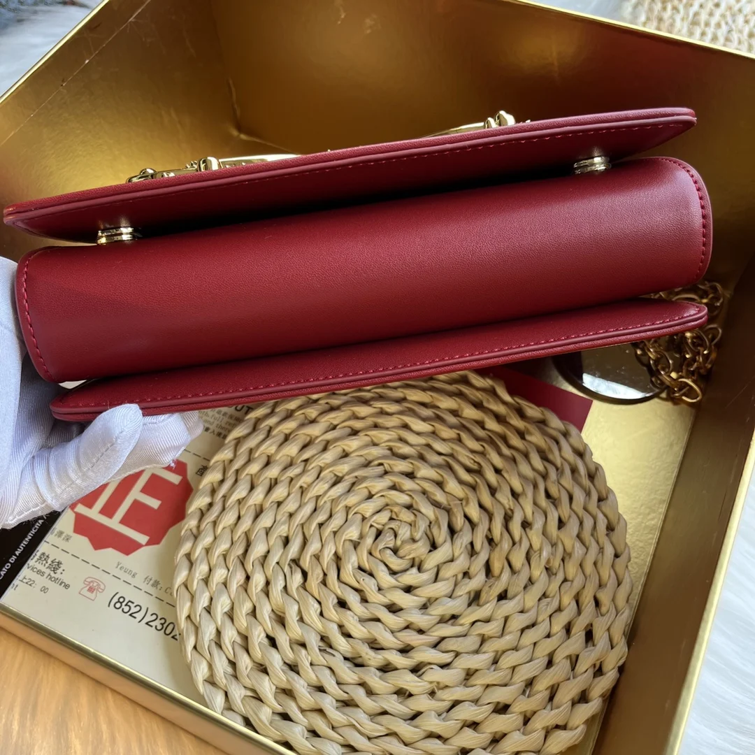 Классическая женская сумка Fиз натуральной воловьей кожи вместительная