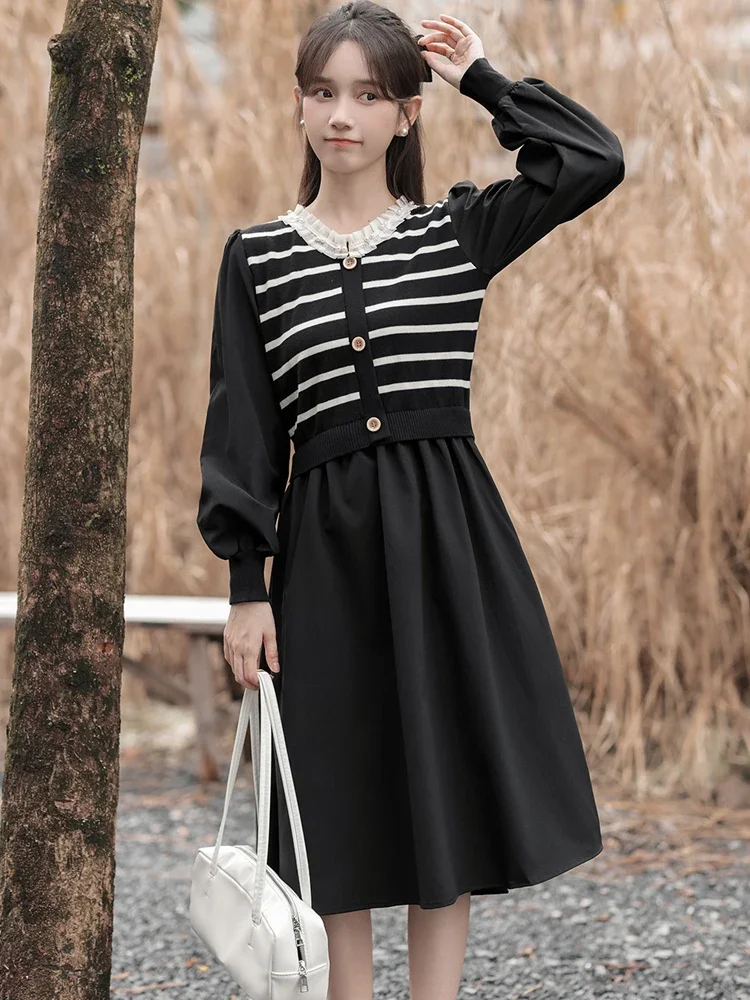 Женское трикотажное платье в полоску черное элегантное длинное составного кроя