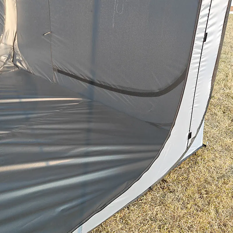 Автомобильная палатка защищает людей от солнца дождя или ветра. Популярная для