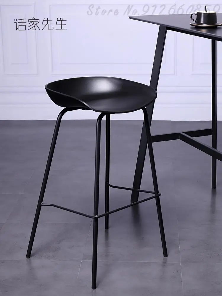 Барные стулья простые и технические нордические черно-белые высокие из железа