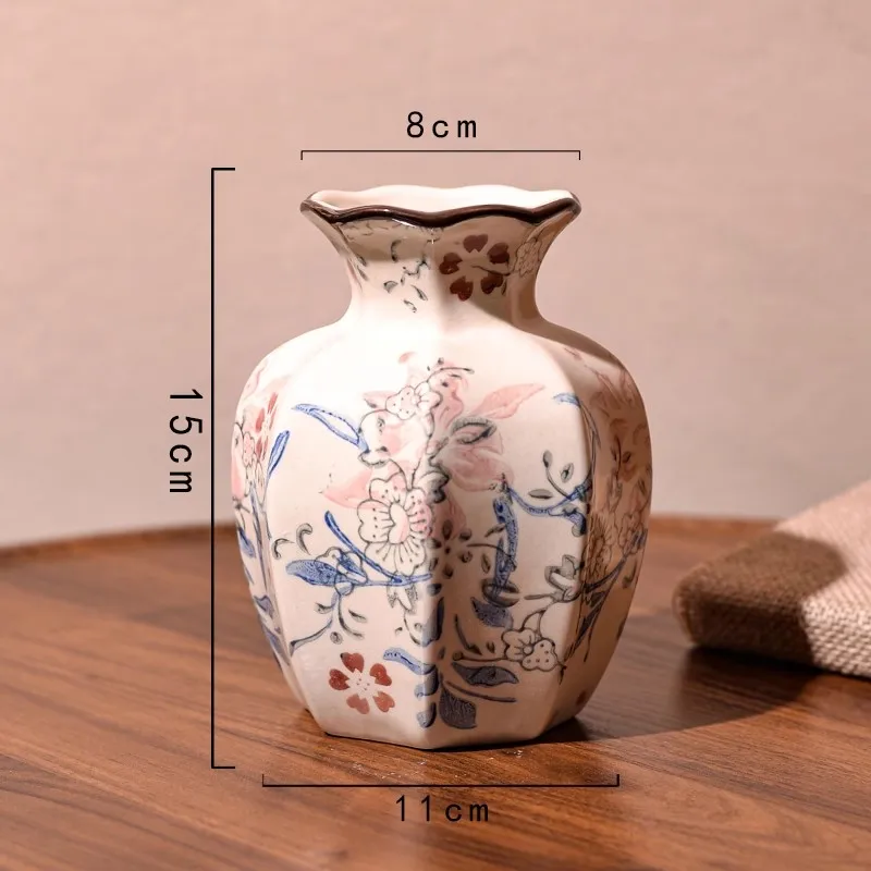 

Черная и золотая керамическая ваза