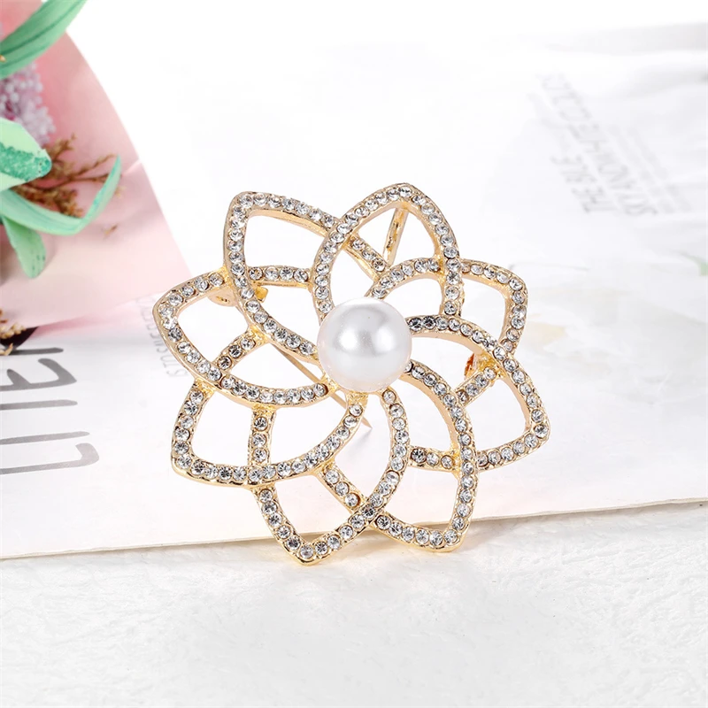Брошь в виде цветка из сплава инкрустированная стразами новые модные украшения