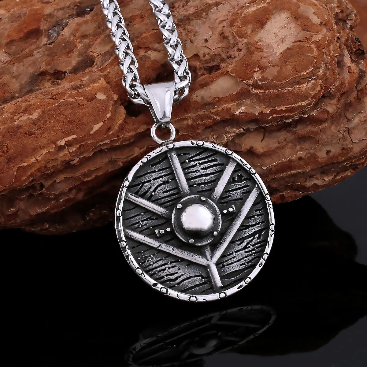 

Fine Vintage Viking Shield Compass Necklace Stainless Steel Men's Fashion Nordic Stylish Locomotive Pendant Jewelry Men's Amulet