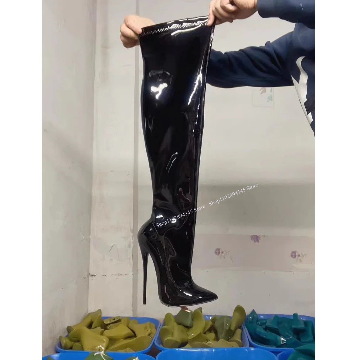 Черные блестящие сапоги до колена на тонком высоком каблуке с острым носком