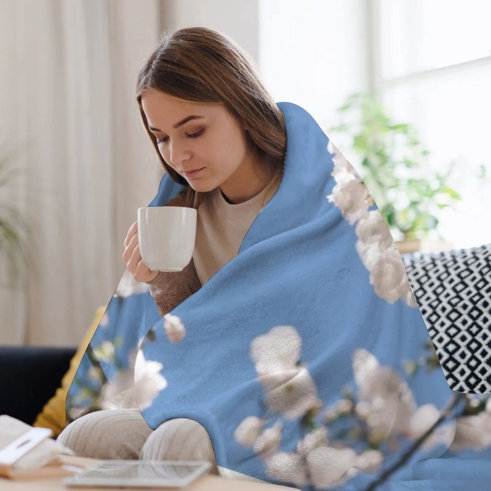 Маленькое белое дерево цветы сольное озеро город пледы декоративные диваны
