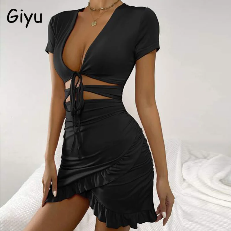 Женское облегающее платье с рюшами V-образным вырезом и бантом