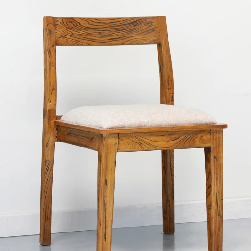 Обеденный стол из массива дерева с современным и минималистичным дизайном