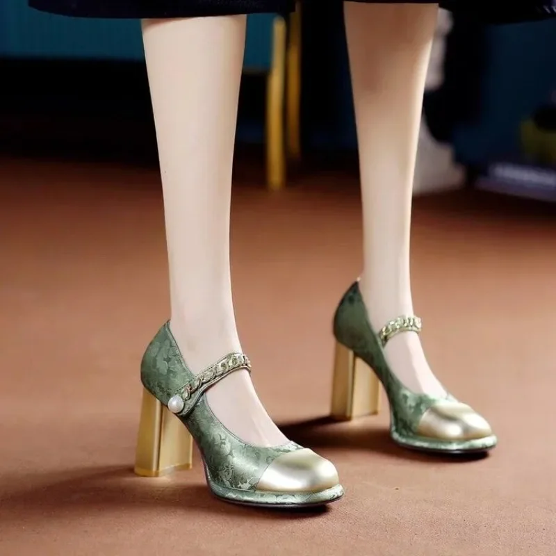 Женские туфли на высоком каблуке с металлическим украшением для офиса и работы