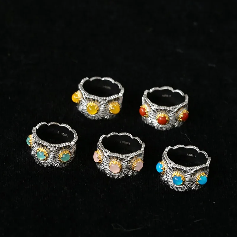 Фото Кольцо G-Dragon Same Style из серебра 925 пробы с драгоценным камнем и ромашками №3