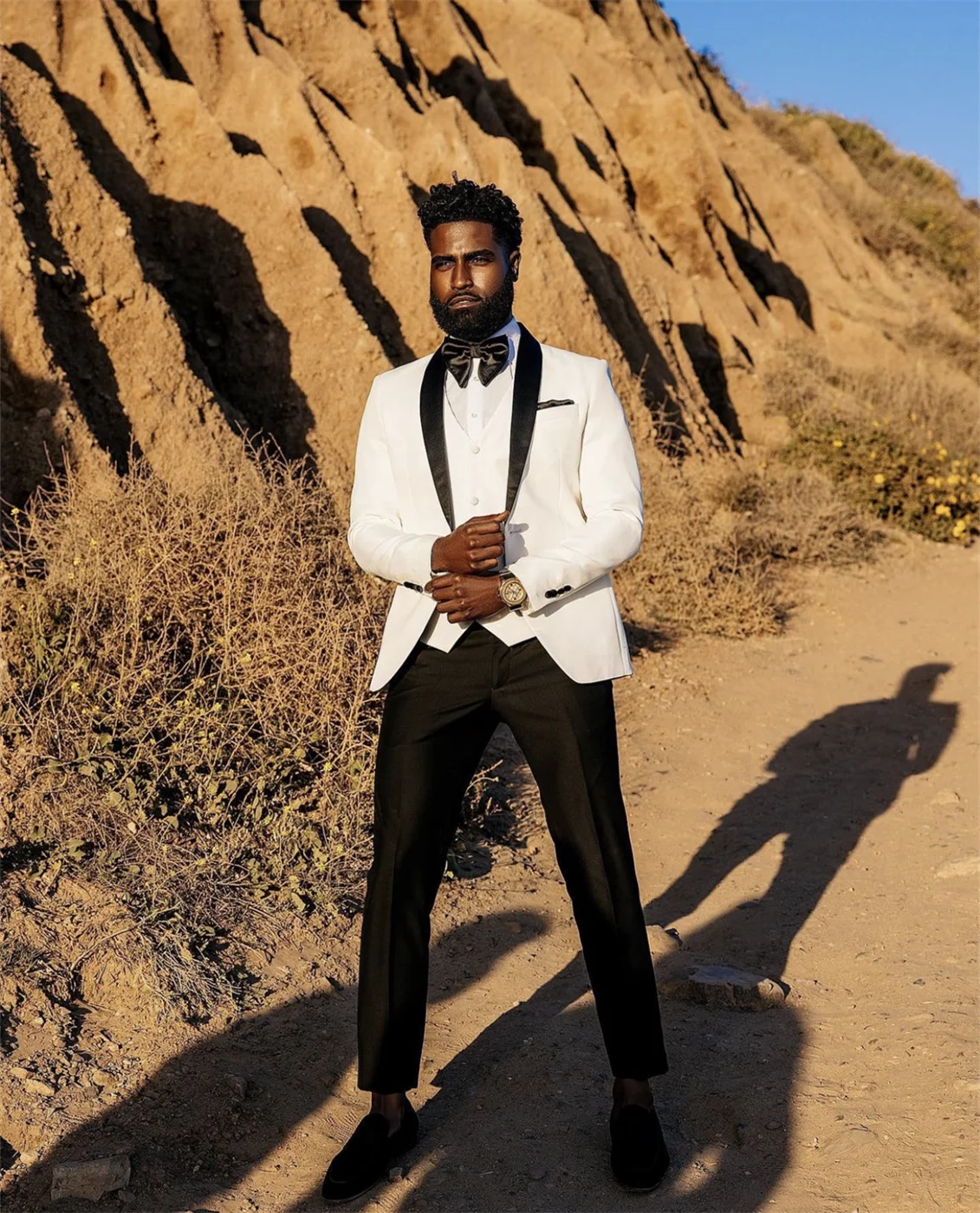 Мужской костюм из трех предметов белый блейзер жилет черные брюки приталенный