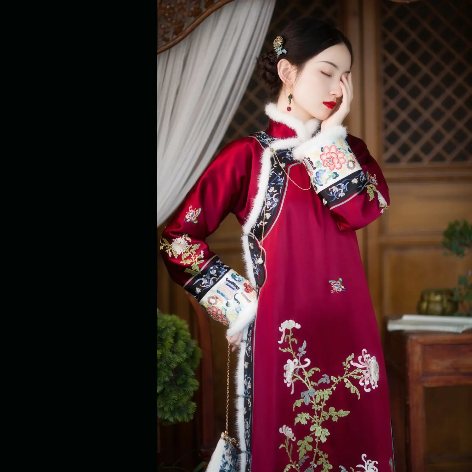 

2023 Winter Qing Dynasty Vintage Wine Red Stand Collar Flowers Printed Thick Long Cheongsam Dress Ancient Banquet Evening Dress