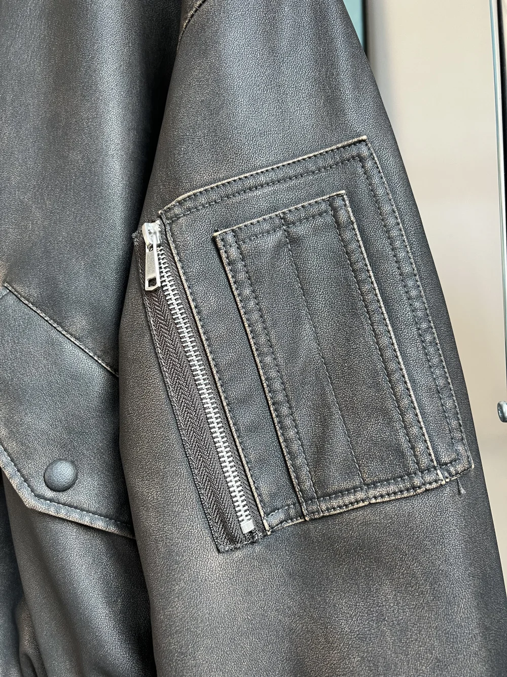 Рисунок 4 - Куртка-бомбер женская из искусственной кожи