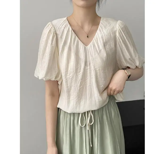 

Женская рубашка на завязках с V-образным вырезом