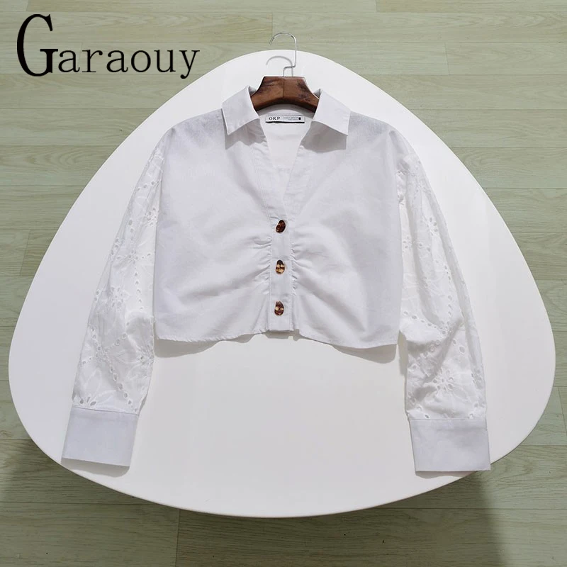 

Женская блузка с вышивкой и V-образным вырезом