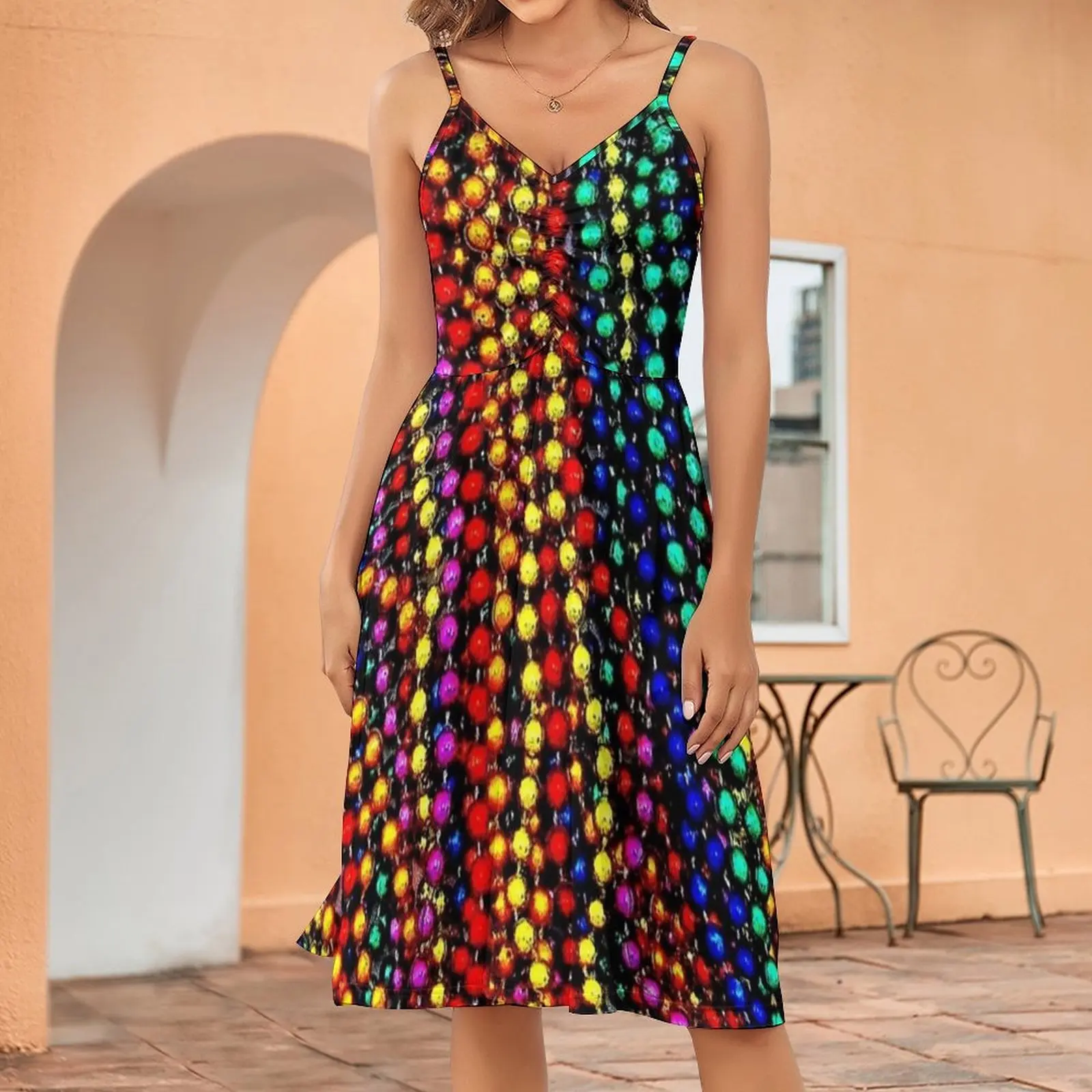 

Женское коктейльное платье с принтом и яркими бусинами