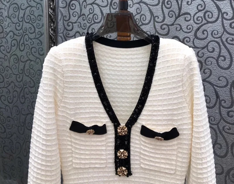 Женское трикотажное платье с V-образным вырезом длинным рукавом и пуговицами