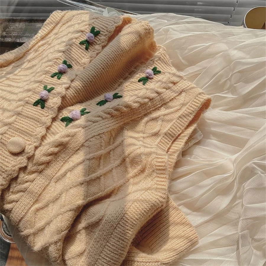 

Korean Fashion V-neck Embroided Sweater Vest Casual Single-breasted Sleeveless Knitted Coats 2023 All-match Loose Cropped Tops