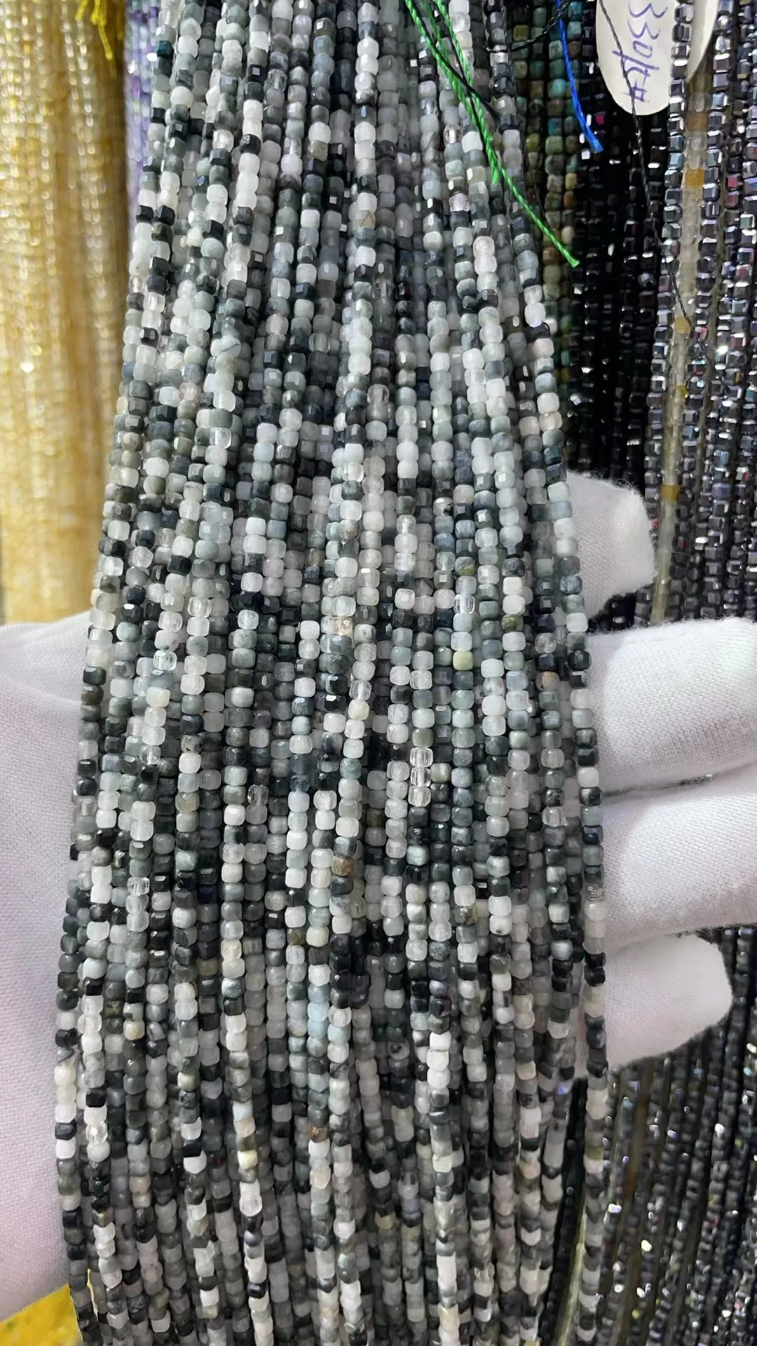 Натуральный камень Орлиный глаз граненый куб режущее лицо 2 5x2 5 мм длина 39 см