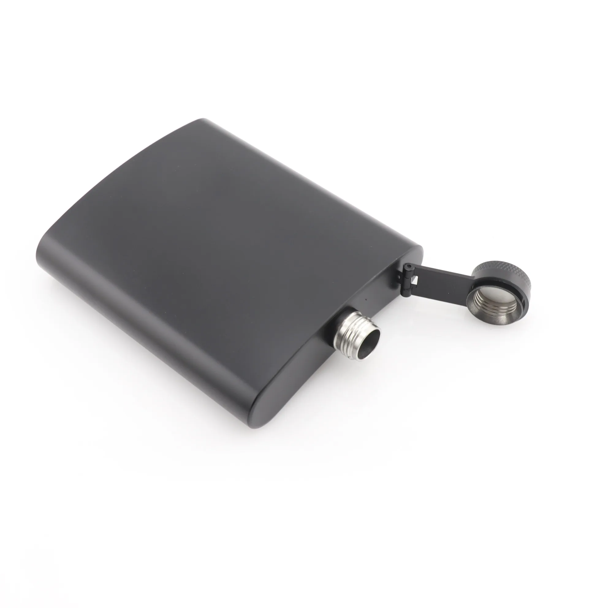 Матовая черная плоская фляжка на бедрах