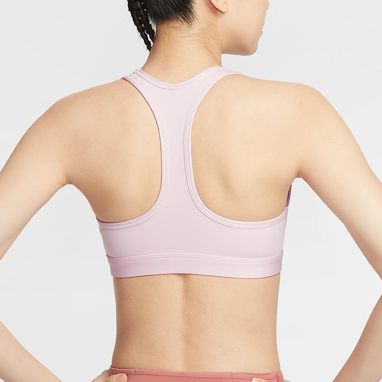 Фото Оригинальный женский спортивный топ Nike Swoosh с круглым вырезом и принтом DX6822-663 №3