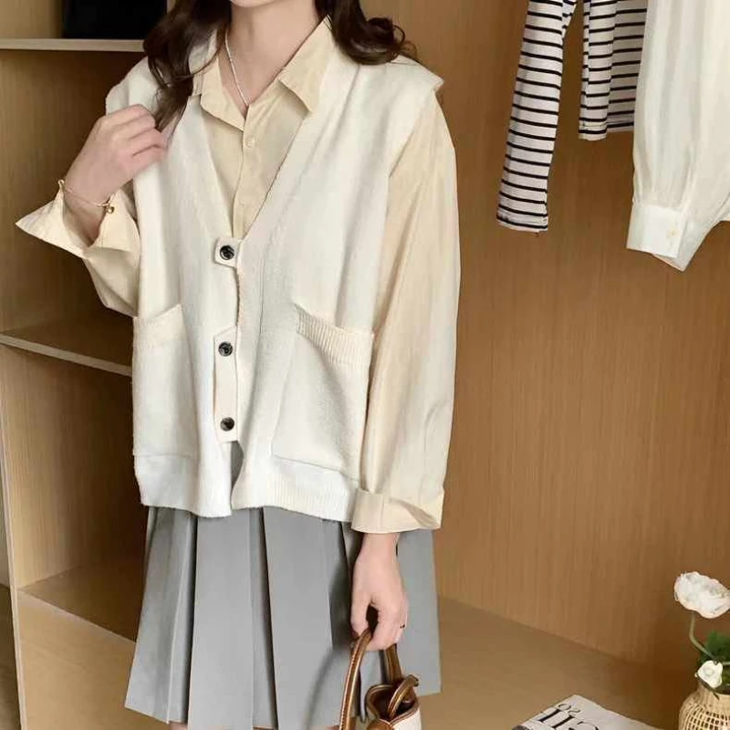 Женская трикотажная кофта с V-образным вырезом на пуговицах