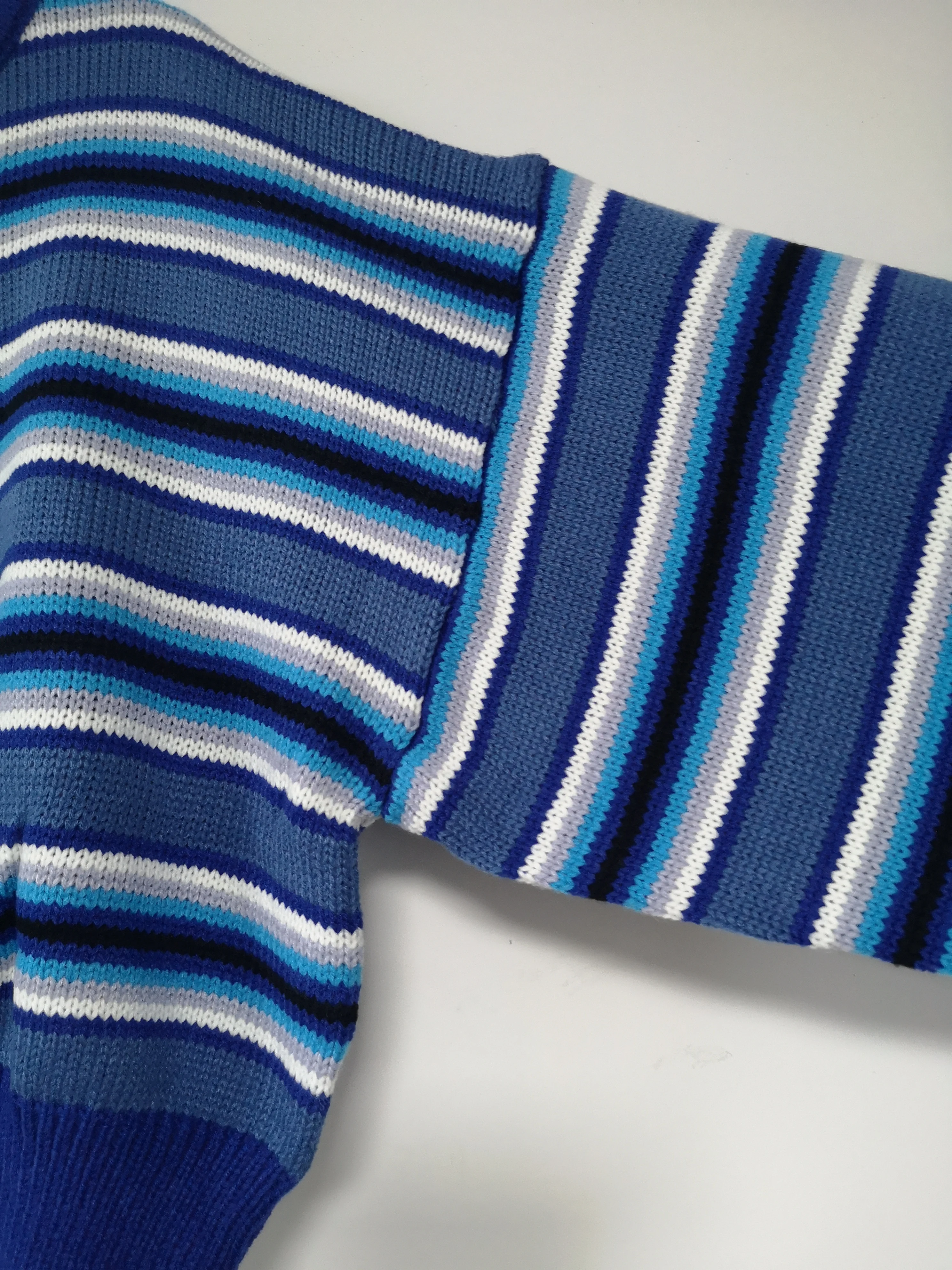 Женский свитер в полоску с ложным воротником и вышивкой | Женская одежда