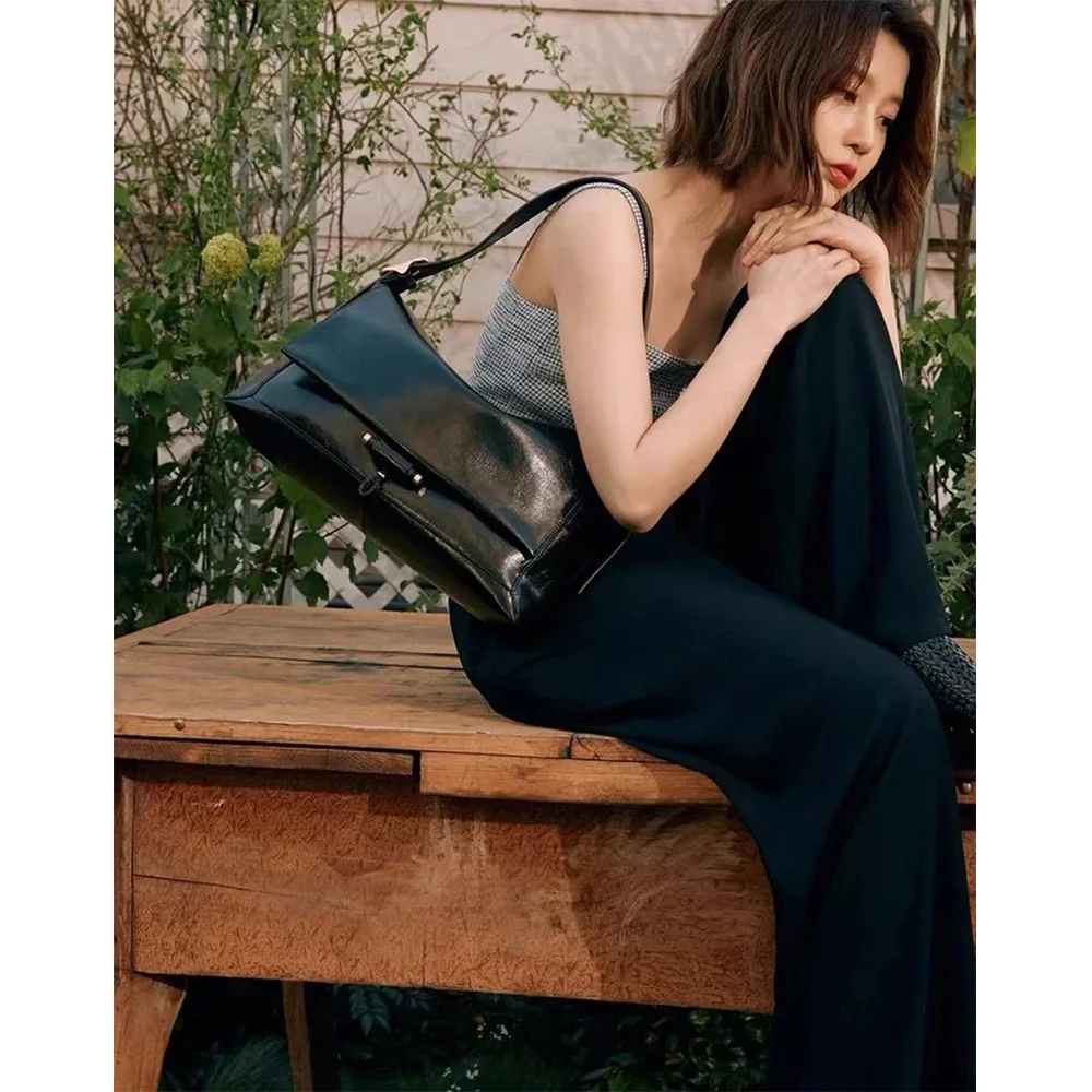 

Blogger ins the same loeuv1e messenger bag Korean version of the niche large-capacity shoulder armpit bag commuter bag