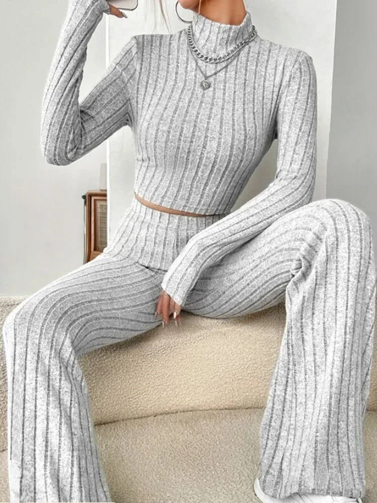 Футболка с воротником-стойкой и брюки-годе