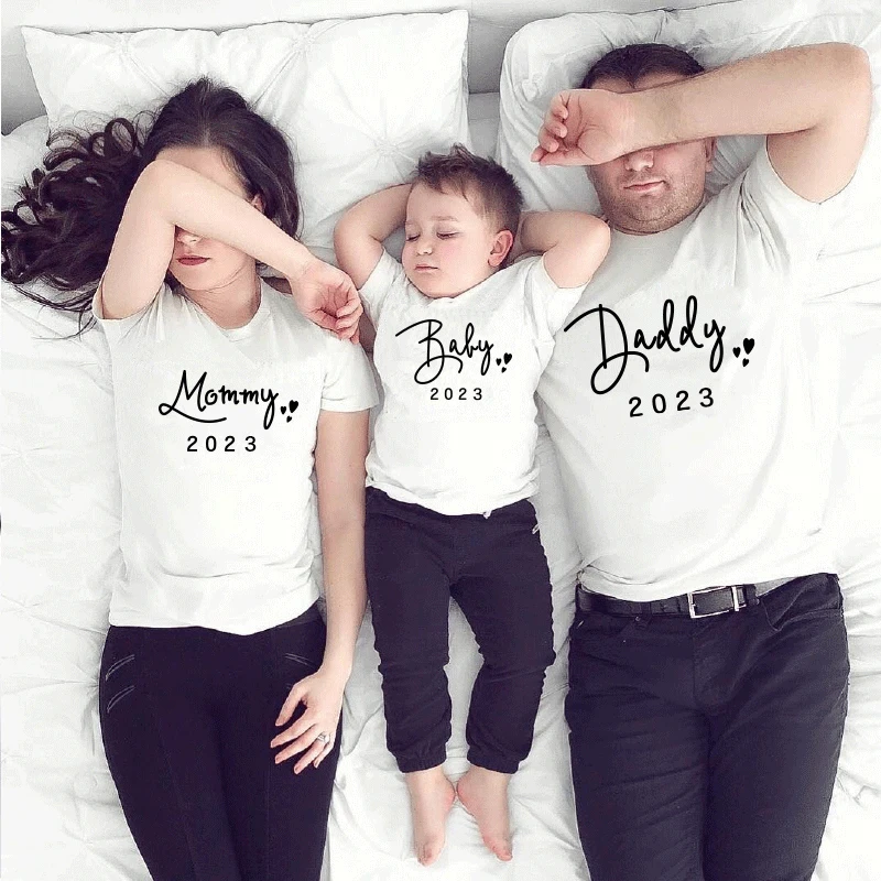 

2023 летняя семейная Одинаковая одежда, футболка для мамы и дочки, одежда для сына, футболка для мамы и мамы, футболка для маленьких девочек и мальчиков