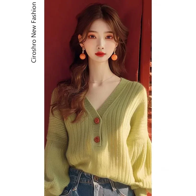 Новинка 2024 женский свитер стильный уменьшающий возраст зеленый вязаный с