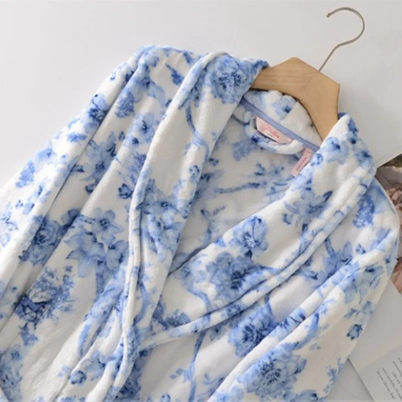 Ladies Pajamas Winter Flannel Robe Print Fashion Warm And Thick Nightgown