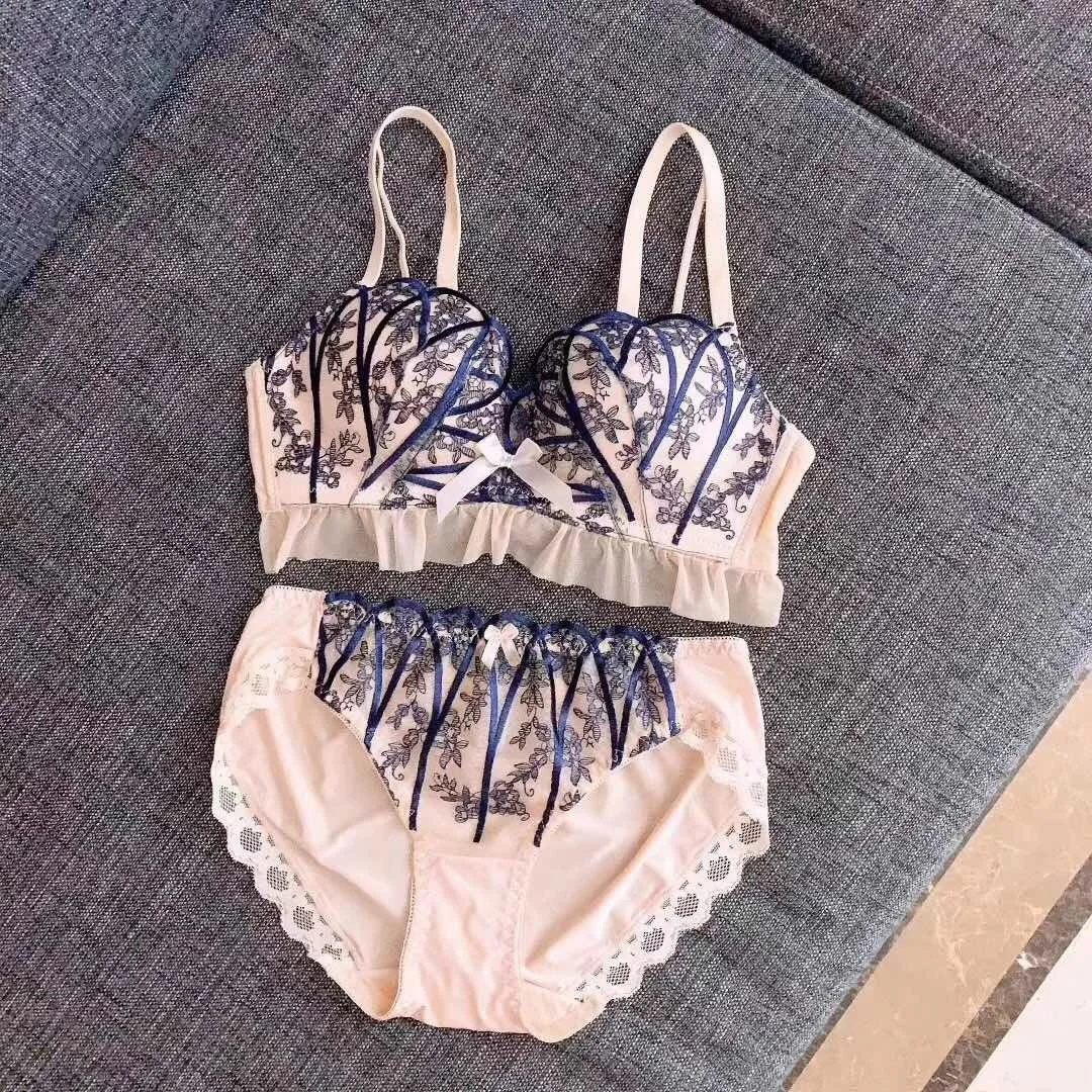 

Light of glass: a French luxury sexy gathering underwear without steel ring adjustment bra set for women