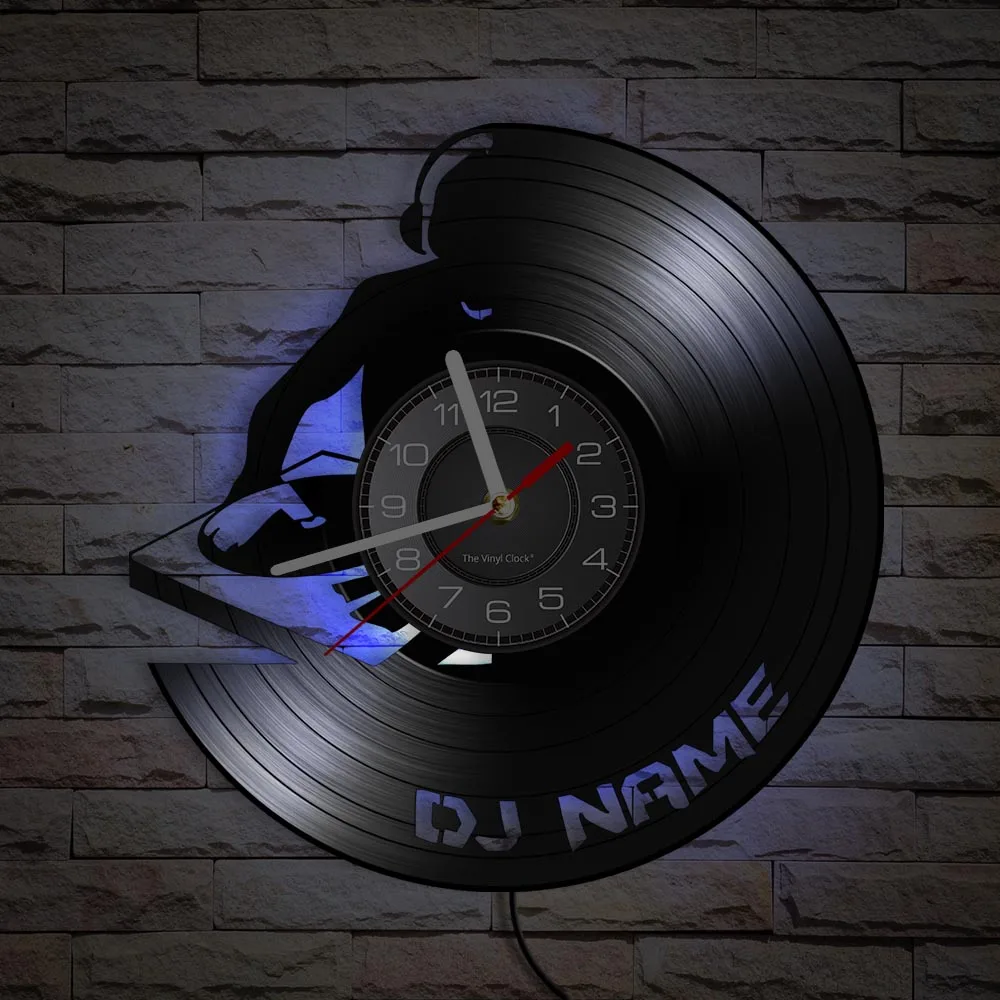 Фото Персонализированные настенные часы с именем DJ, изготовленные из виниловых пластинок, уникальный музыкальный ретро-подарок для диджея. №5